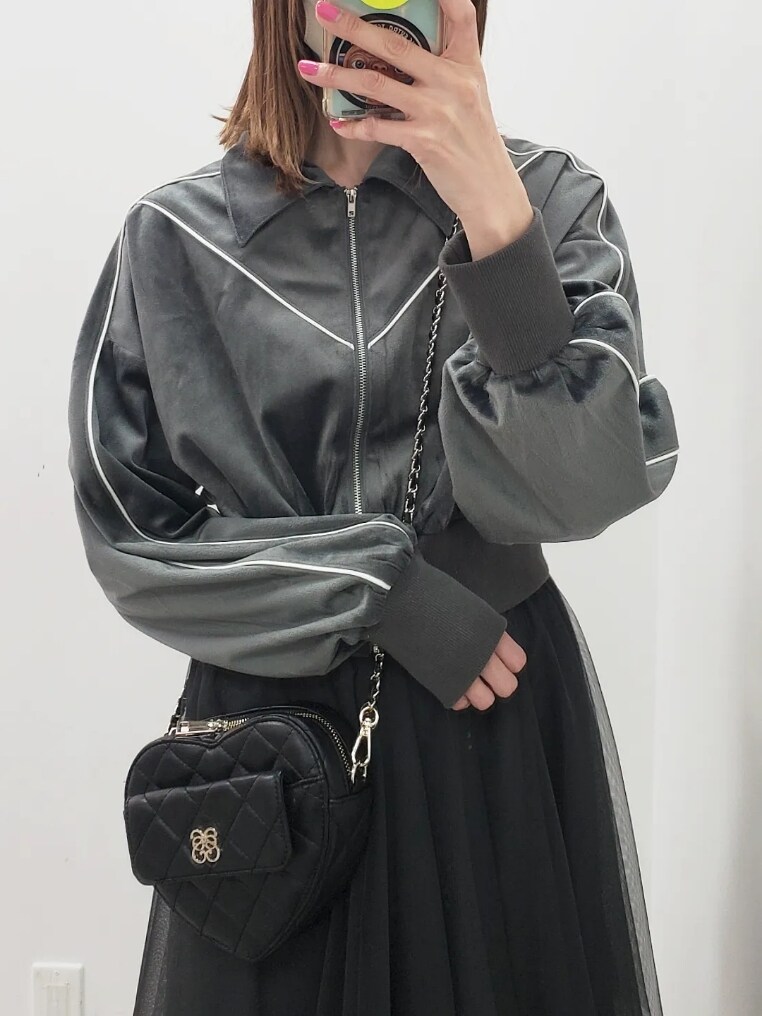 「休日スタイル、お出かけコーデ、モノトーン、モノトーンコーデ、ロングスカート、トラックジャケット、ベロアジャケット、ナイスクラップ、nice claup、one after another NICE CLAUP、大人カジュアル、大人可愛い、大人かわいい」｜「one after another NICE CLAUPのベロアラインパーカー（ジャージ、グレー系）」を使った、nagashimaさん（レディース・160cm）の冬コーディネートの3枚目の写真