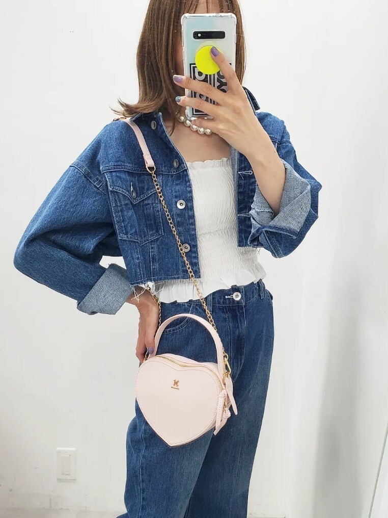 「デニムコーデ、デニムジャケット、デニムオンデニム、ハートバッグ、デニム、ショルダーバッグ、大人カジュアル、大人かわいい、大人可愛い、休日スタイル、ナイスクラップ、nice claup、one after another NICE CLAUP」｜「one after another NICE CLAUPのショートデニムジャケット/Gジャン/セットアップあり（デニムジャケット、ブルー系）」を使った、nagashimaさん（レディース・160cm）の夏コーディネートの2枚目の写真