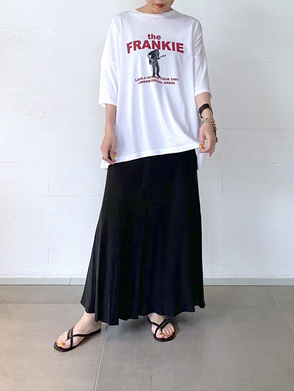 ホワイト系のTシャツ/カットソー、グレー系のスカート、ブラック系のバッグを着用したレディースの春コーディネートの5枚目の写真