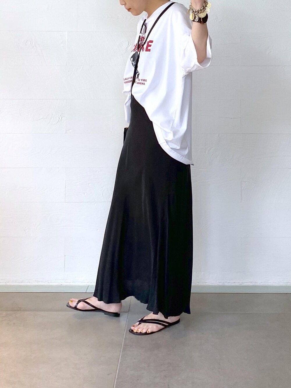 ホワイト系のTシャツ/カットソー、グレー系のスカート、ブラック系のバッグを着用したレディースの春コーディネートの2枚目の写真