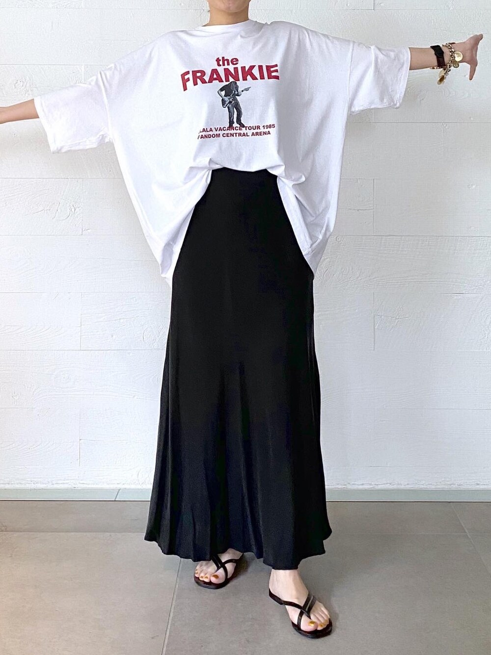 ホワイト系のTシャツ/カットソー、グレー系のスカート、ブラック系のバッグを着用したレディースの春コーディネートの4枚目の写真