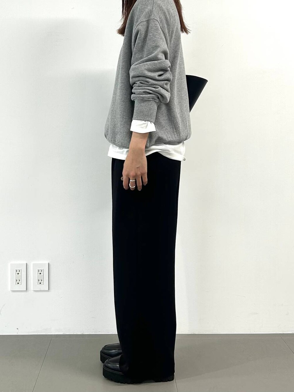 ホワイト系のTシャツ/カットソー、ブラック系のショルダーバッグ、グレー系のスウェットを着用したレディースの冬コーディネートの2枚目の写真