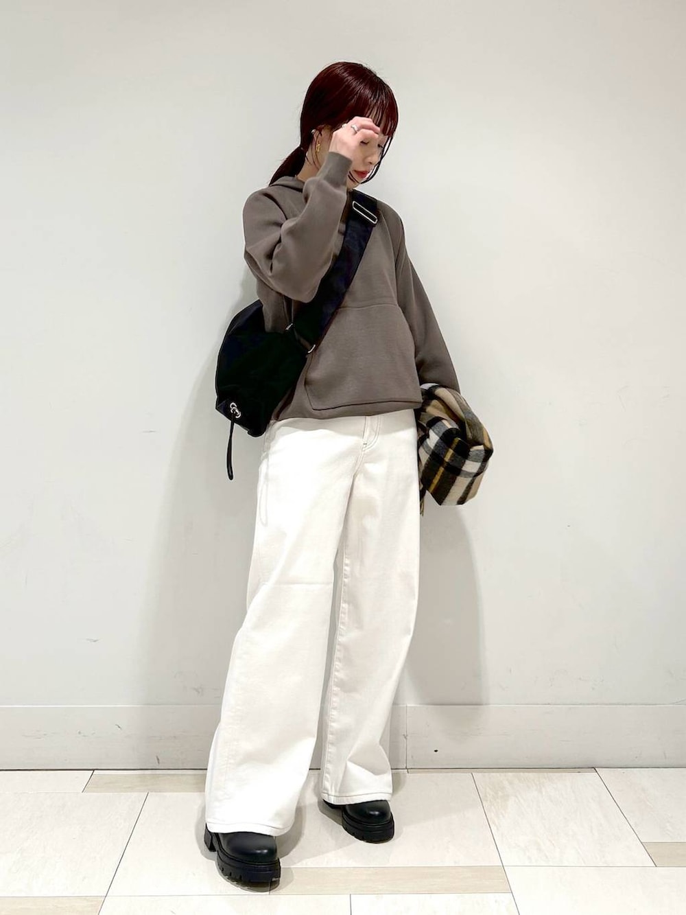 ホワイト系のその他パンツ、ブラック系のショルダーバッグ、ベージュ系のストール/ショールを着用したレディースの秋コーディネートの2枚目の写真