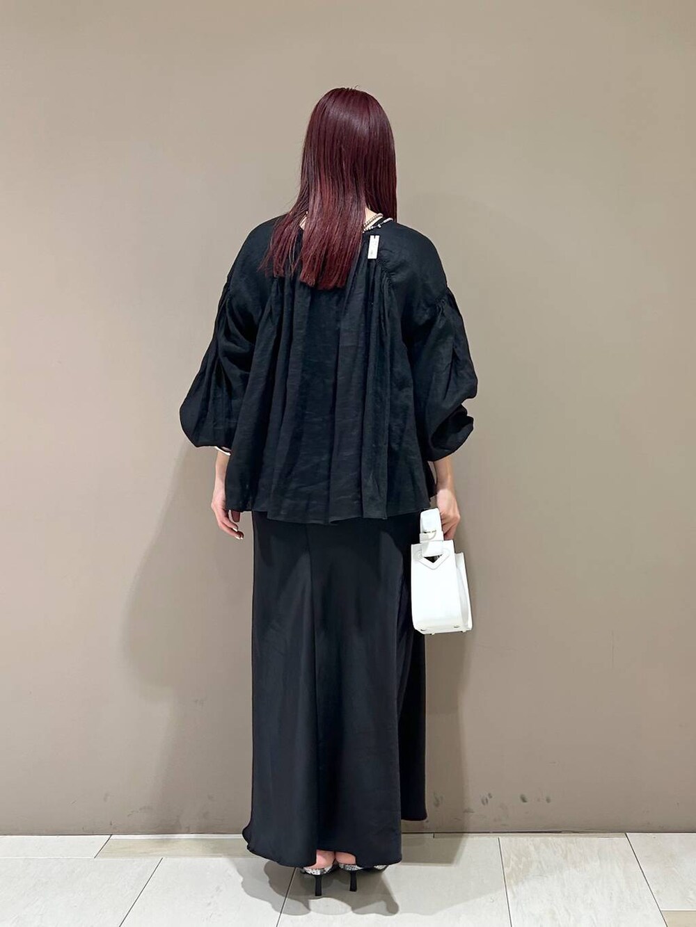 ホワイト系のハンドバッグ、その他のサンダル、ブラック系のシャツ/ブラウスを着用したレディースの春コーディネートの4枚目の写真