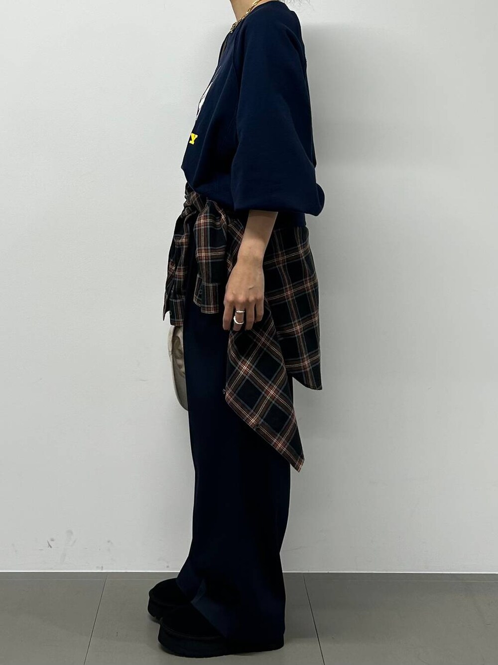 ブラック系のスリッポン、ベージュ系のキャップを着用したレディースの秋コーディネートの2枚目の写真