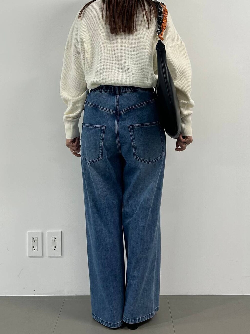 ブルー系のデニムパンツを着用したレディースの冬コーディネートの3枚目の写真