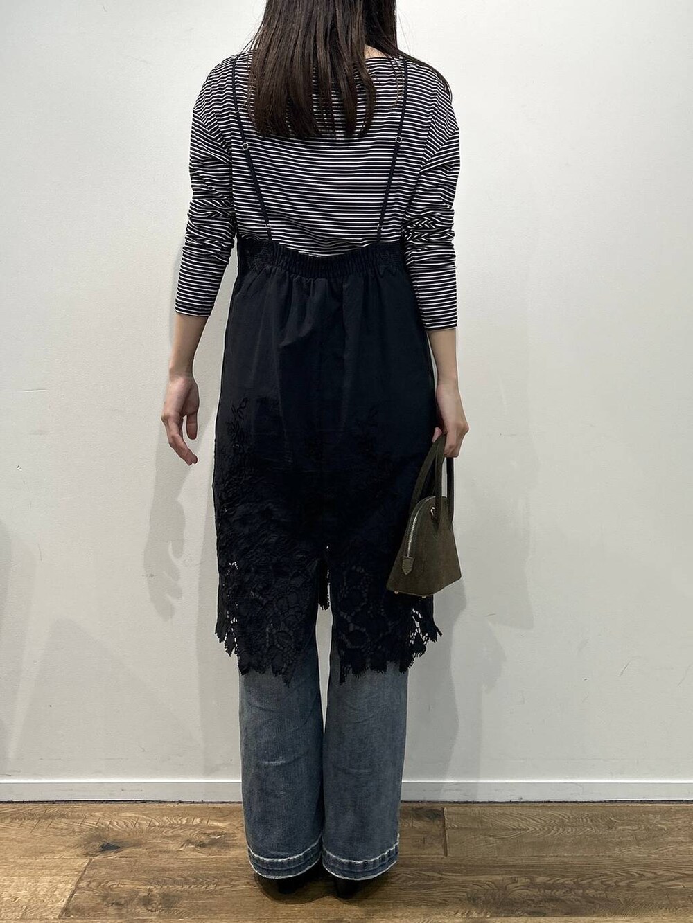 ブラック系のパンプス、ブルー系のデニムパンツ、その他のネックレスを着用したレディースの夏コーディネートの3枚目の写真