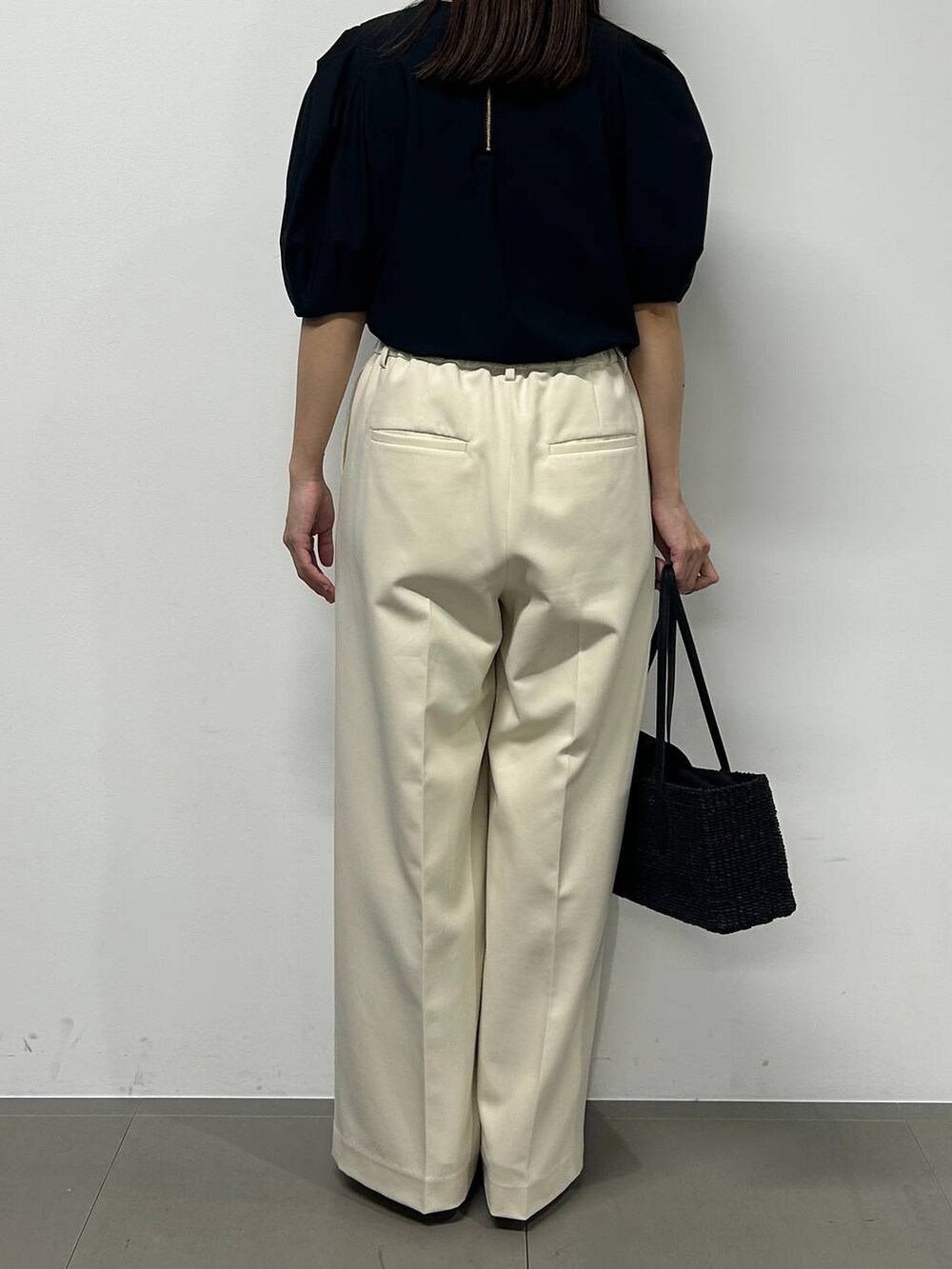 ブラック系のシャツ/ブラウス、ホワイト系のその他パンツ、ブラック系のサンダルを着用したレディースの春コーディネートの3枚目の写真