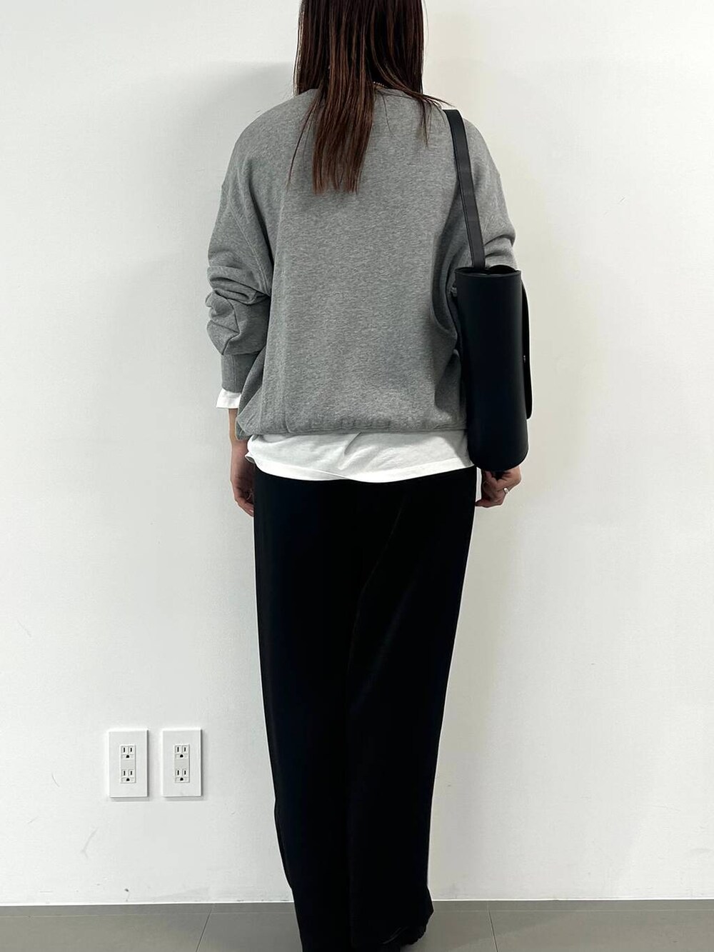 ホワイト系のTシャツ/カットソー、ブラック系のショルダーバッグ、グレー系のスウェットを着用したレディースの冬コーディネートの3枚目の写真
