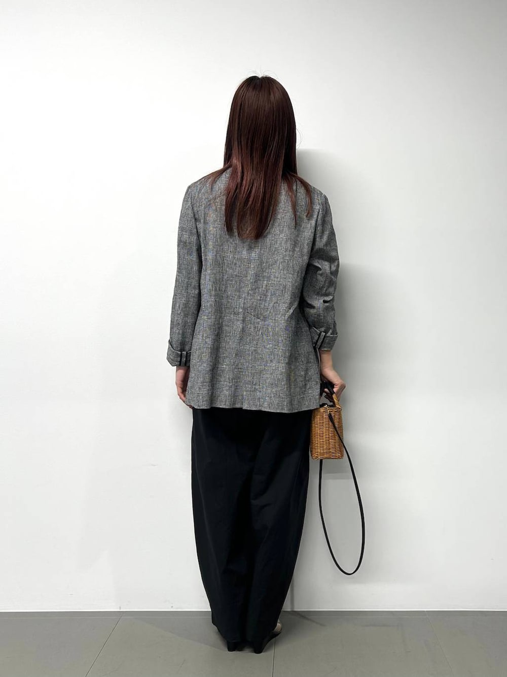 グレー系のテーラードジャケットを着用したレディースの春コーディネートの3枚目の写真