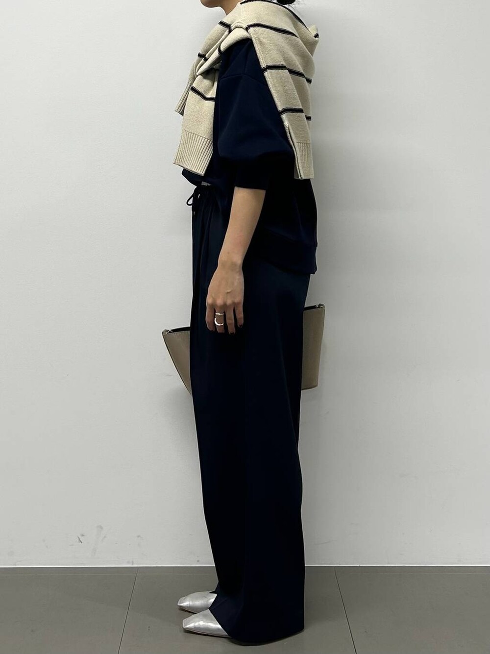 その他のパンプス、ベージュ系のニット/セーターを着用したレディースの秋コーディネートの2枚目の写真