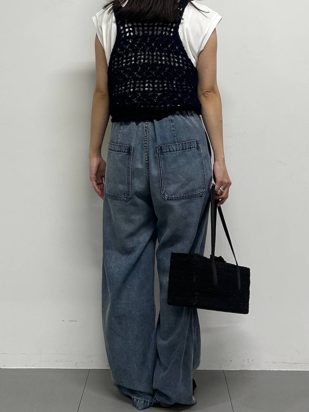 ホワイト系のTシャツ/カットソー、ブルー系のデニムパンツ、ブラック系のサンダルを着用したレディースの春コーディネートの3枚目の写真