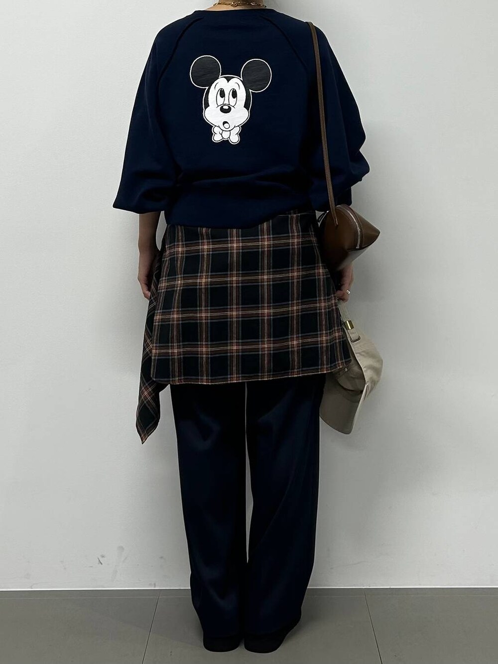 ブラック系のスリッポン、ベージュ系のキャップを着用したレディースの秋コーディネートの3枚目の写真