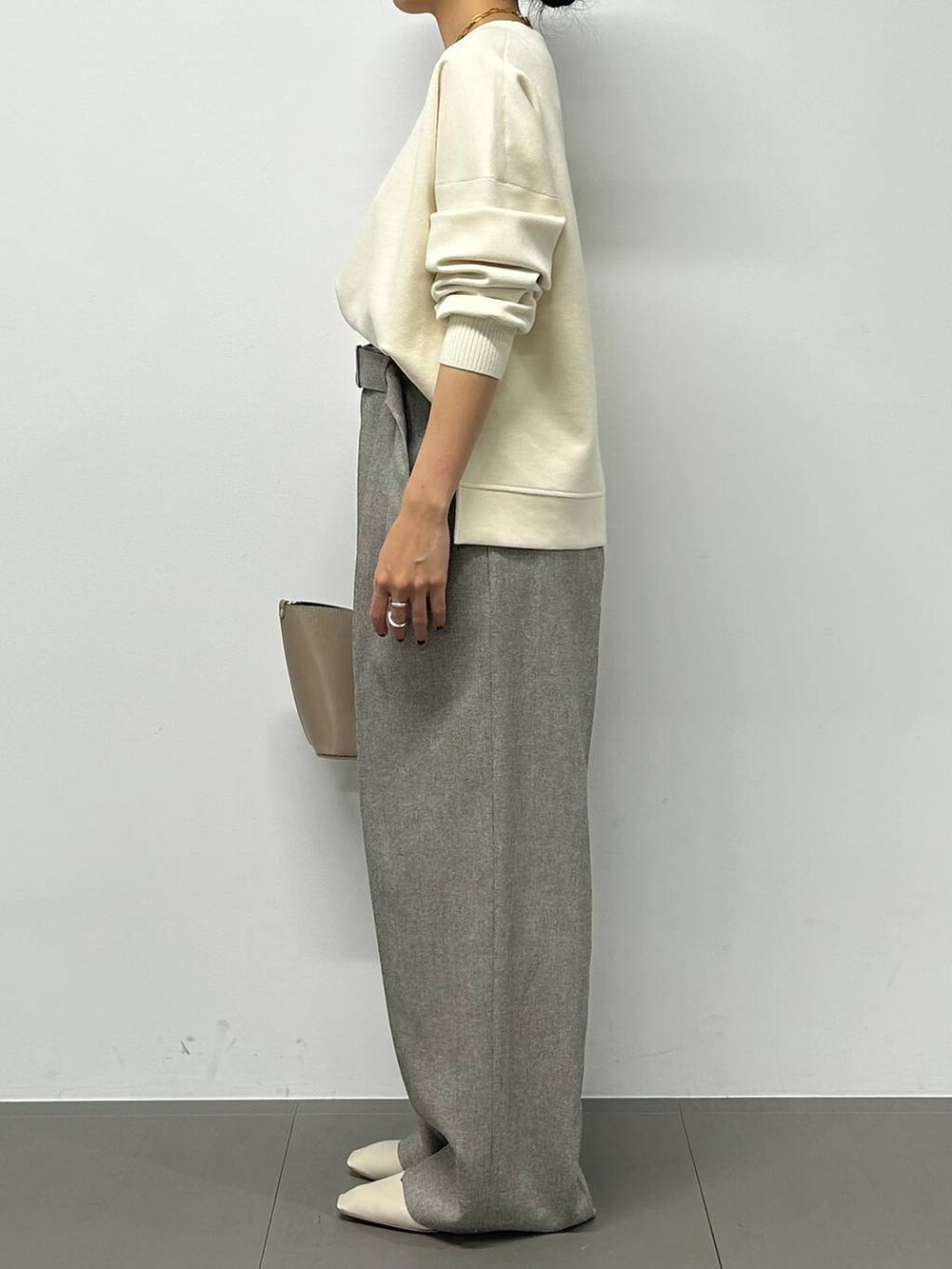 ホワイト系のパンプスを着用したレディースの秋コーディネートの2枚目の写真