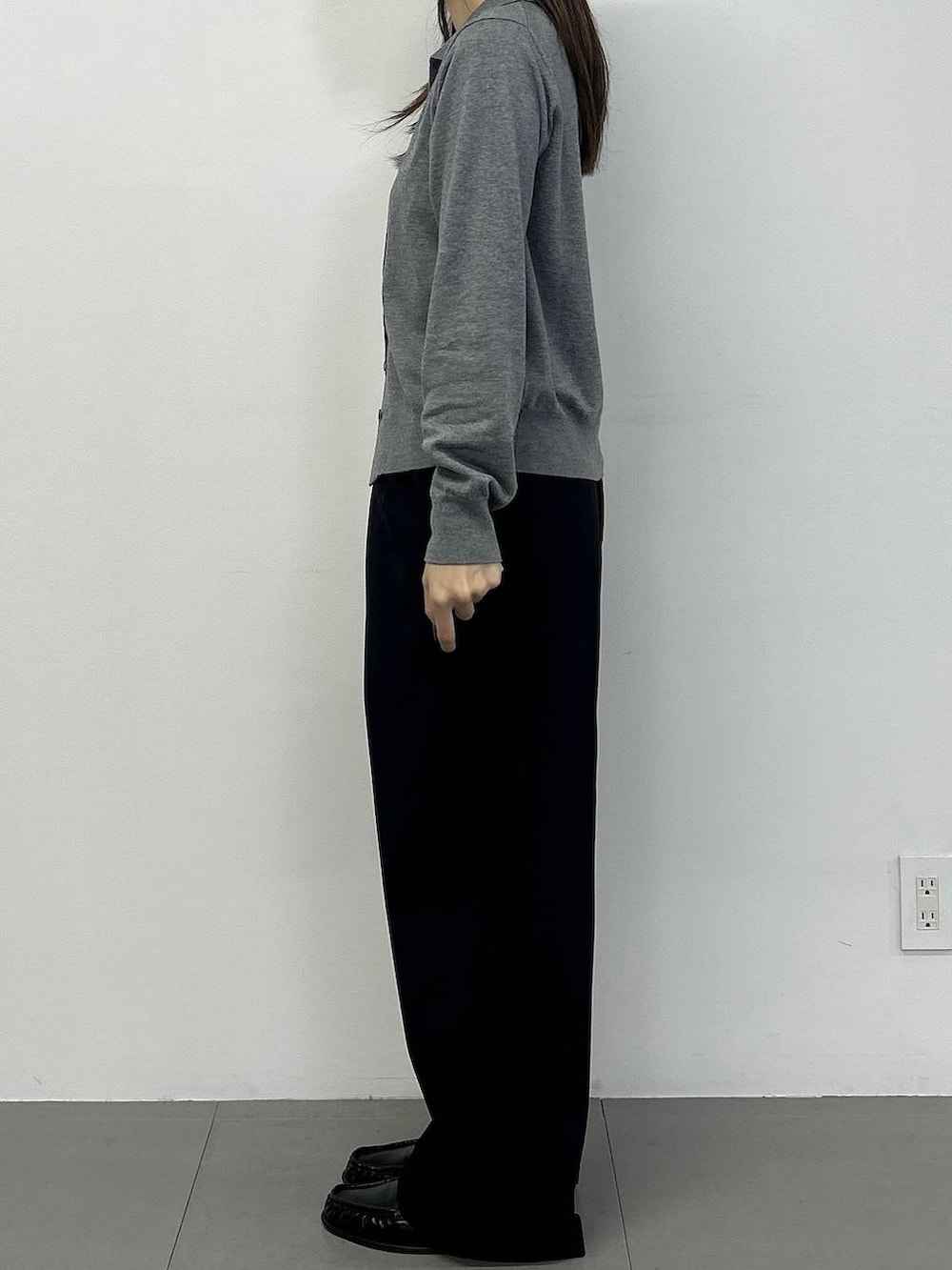 ブラック系のローファー、グレー系のニット/セーター、ブラック系のその他パンツを着用したレディースの秋コーディネートの2枚目の写真