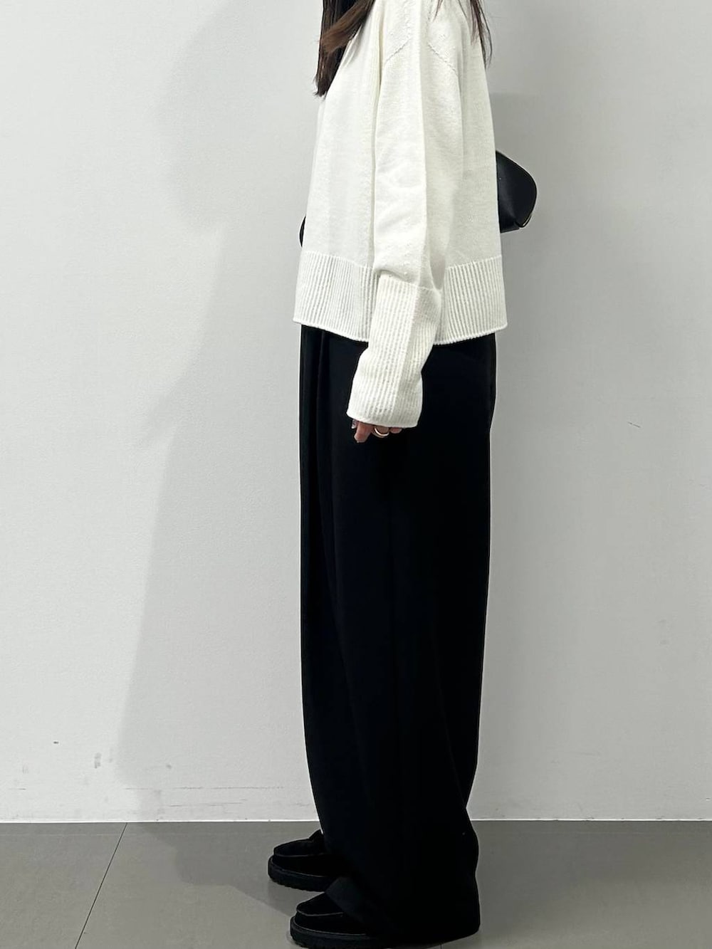 ブラック系のトートバッグ、ブラック系のローファー、ブラック系のその他パンツを着用したレディースの冬コーディネートの2枚目の写真