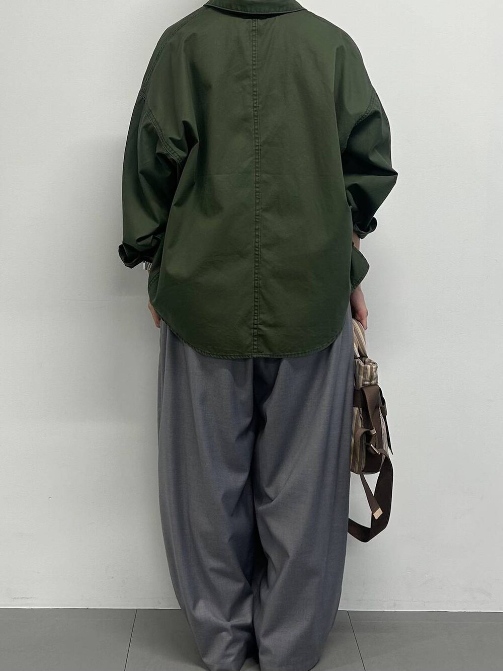 グリーン系のシャツ/ブラウス、ホワイト系のスニーカー、ベージュ系のその他パンツを着用したレディースの冬コーディネートの3枚目の写真