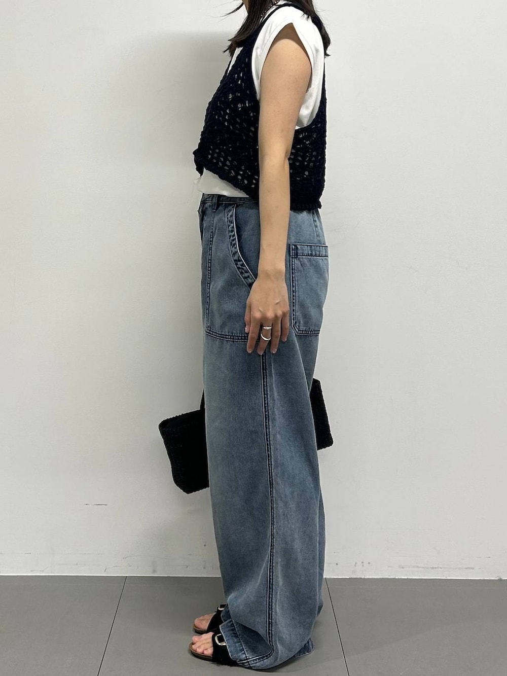 ホワイト系のTシャツ/カットソー、ブルー系のデニムパンツ、ブラック系のサンダルを着用したレディースの春コーディネートの2枚目の写真