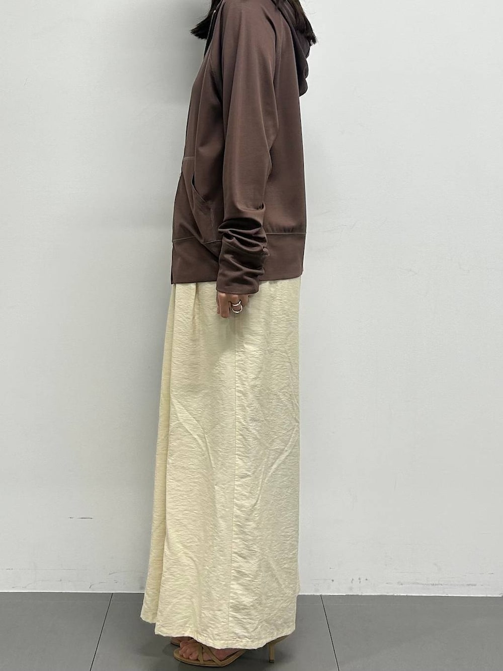 ホワイト系のその他パンツ、その他のショルダーバッグ、ブラウン系のパーカーを着用したレディースの春コーディネートの2枚目の写真