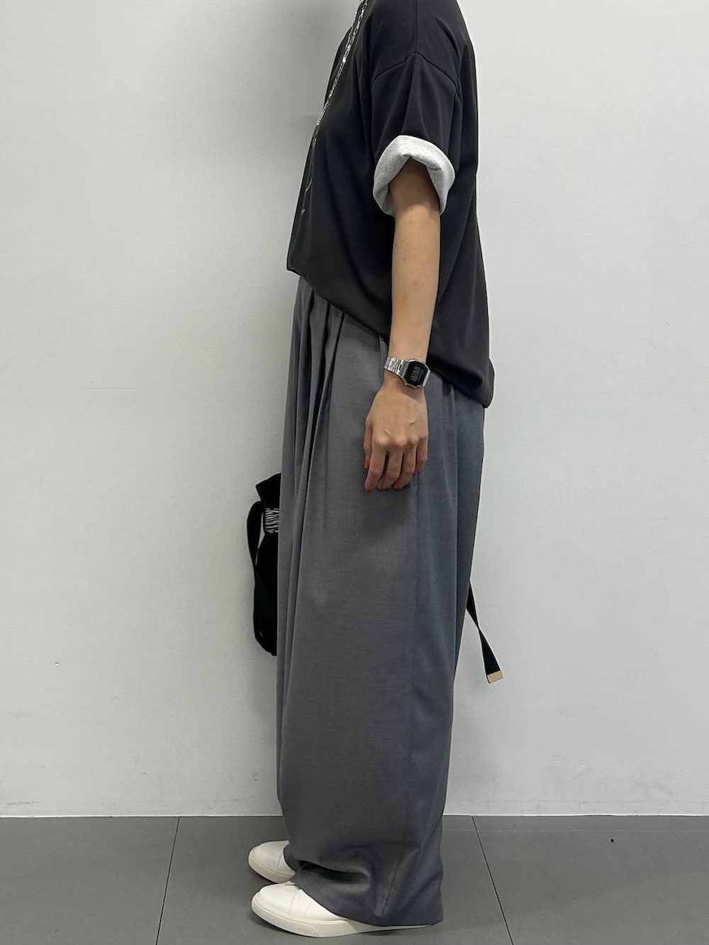 その他のショルダーバッグ、ホワイト系のスニーカー、グレー系のその他パンツを着用したレディースの冬コーディネートの2枚目の写真