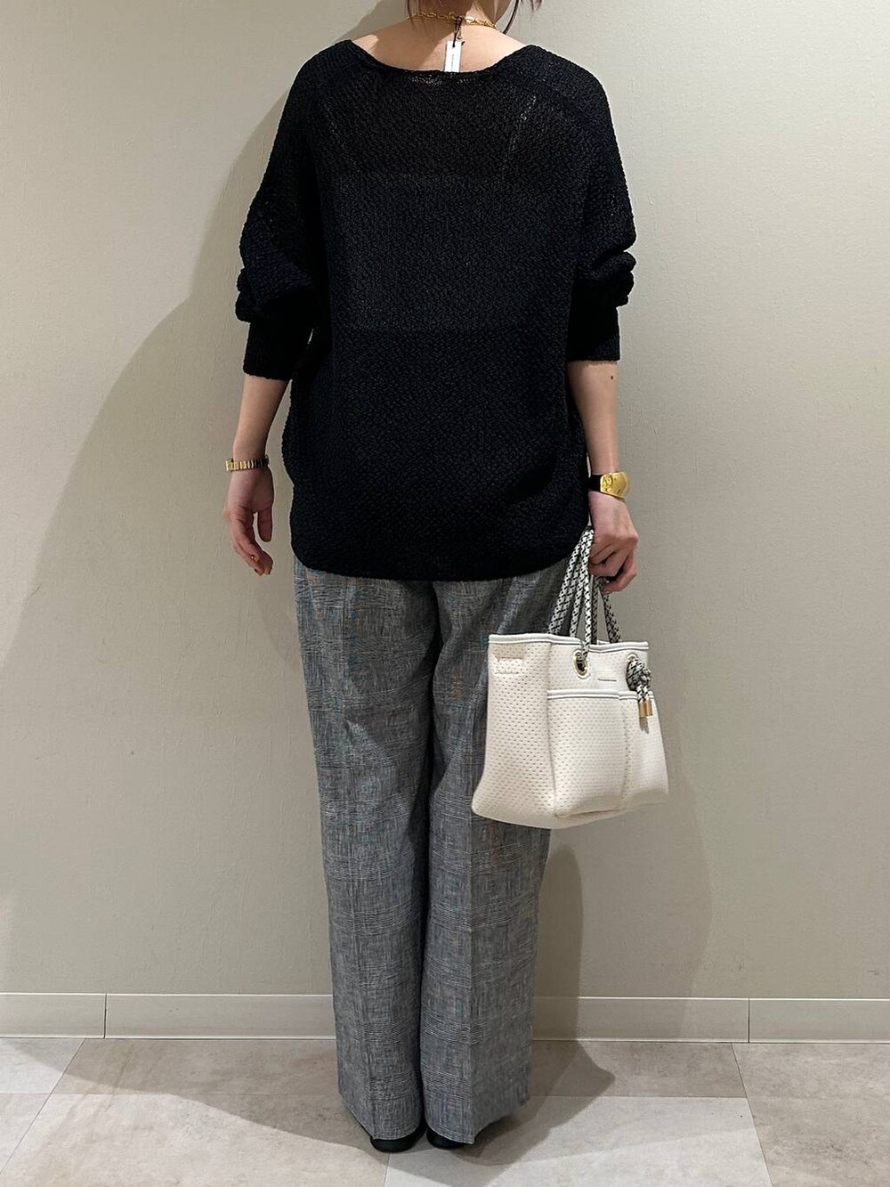 ホワイト系のトートバッグ、グレー系のその他パンツ、ブラック系のカーディガン/ボレロを着用したレディースの春コーディネートの3枚目の写真