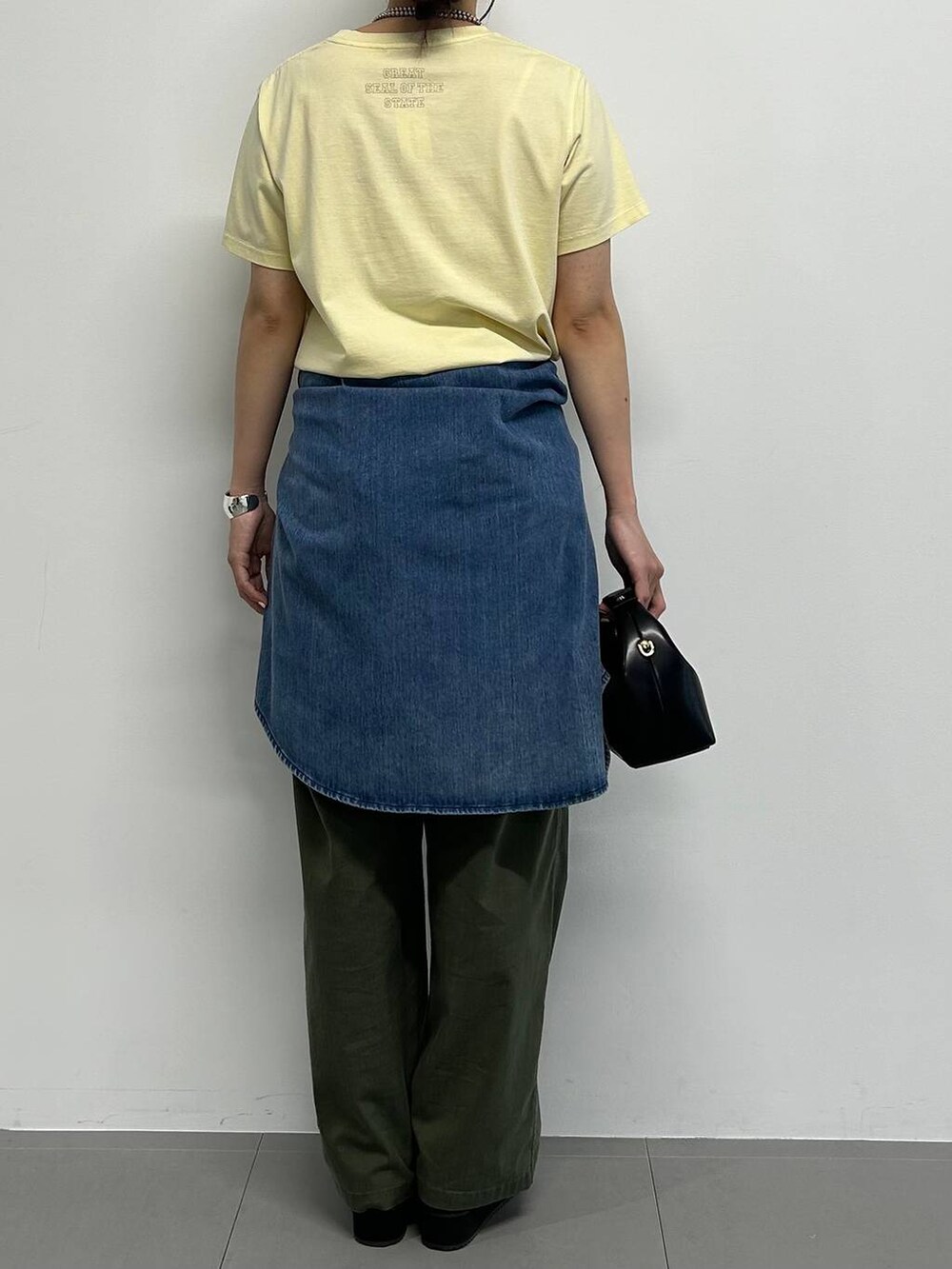 ブラック系のショルダーバッグ、ブルー系のシャツ/ブラウス、ブラック系のサンダルを着用したレディースの夏コーディネートの3枚目の写真