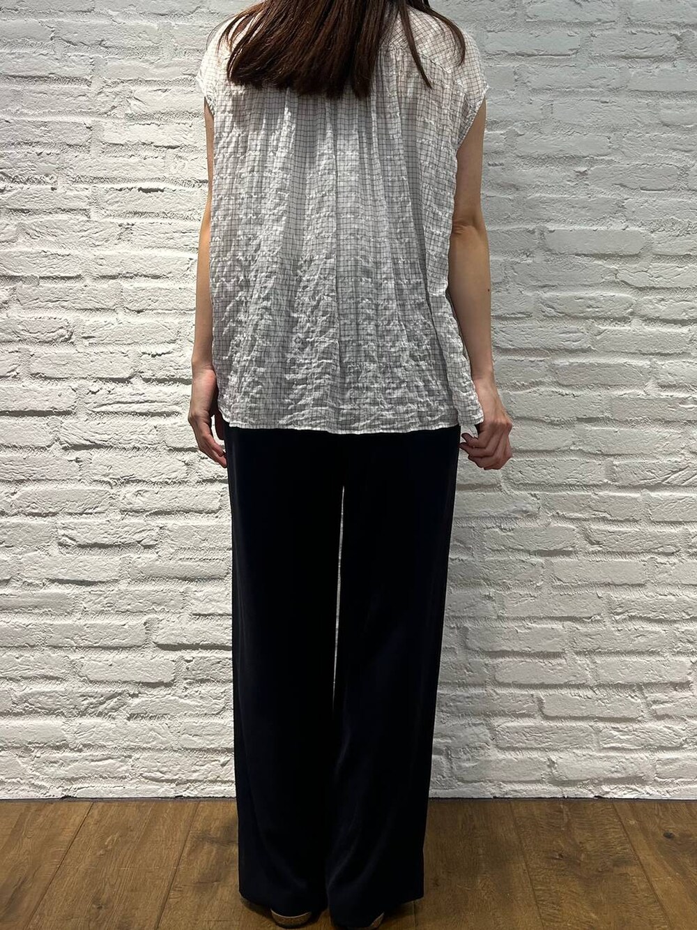 ブラック系のその他パンツ、ブラック系のサンダル、ベージュ系のトートバッグを着用したレディースの夏コーディネートの3枚目の写真