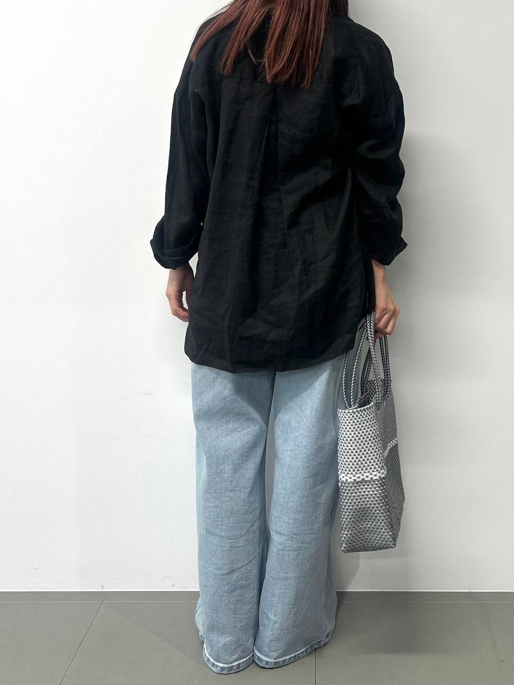 ブルー系のデニムパンツ、その他のトートバッグを着用したレディースの冬コーディネートの3枚目の写真