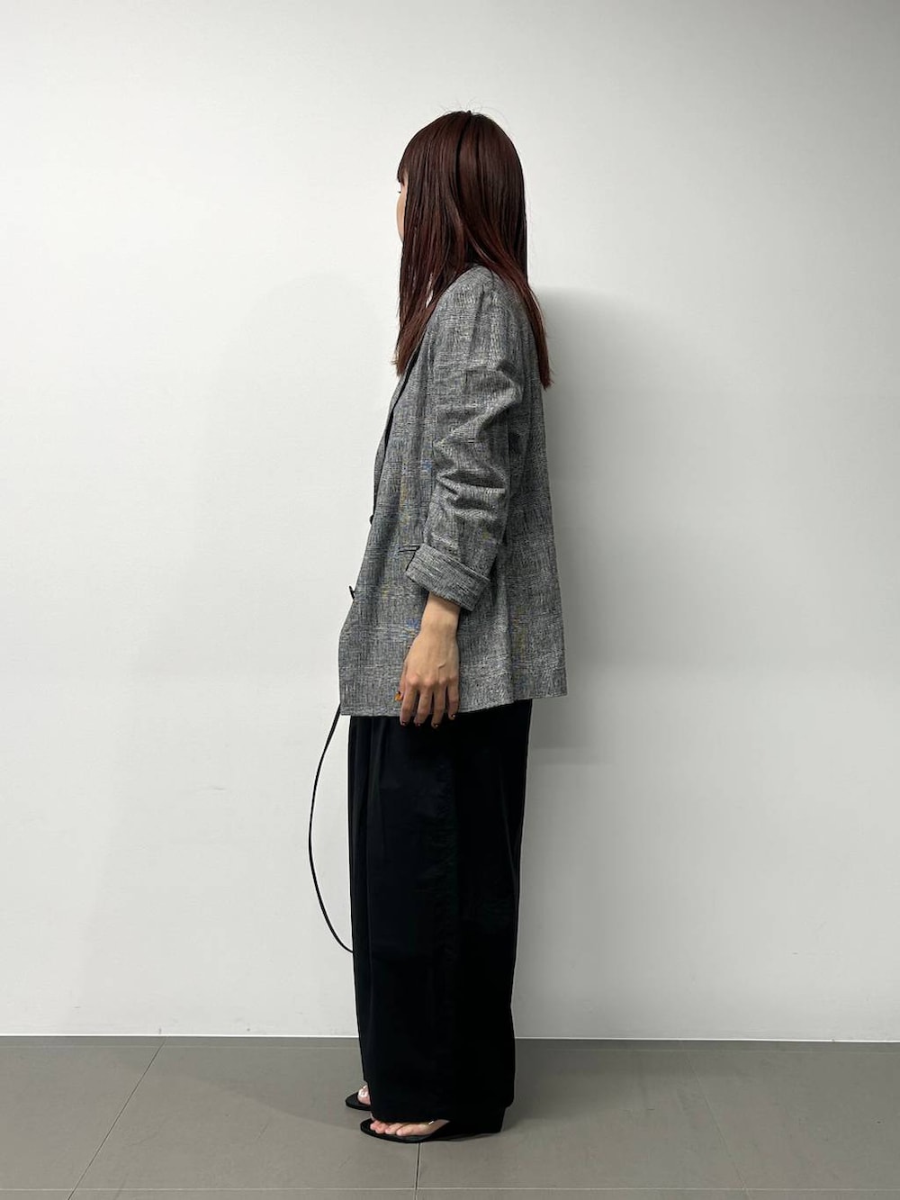 グレー系のテーラードジャケットを着用したレディースの春コーディネートの2枚目の写真