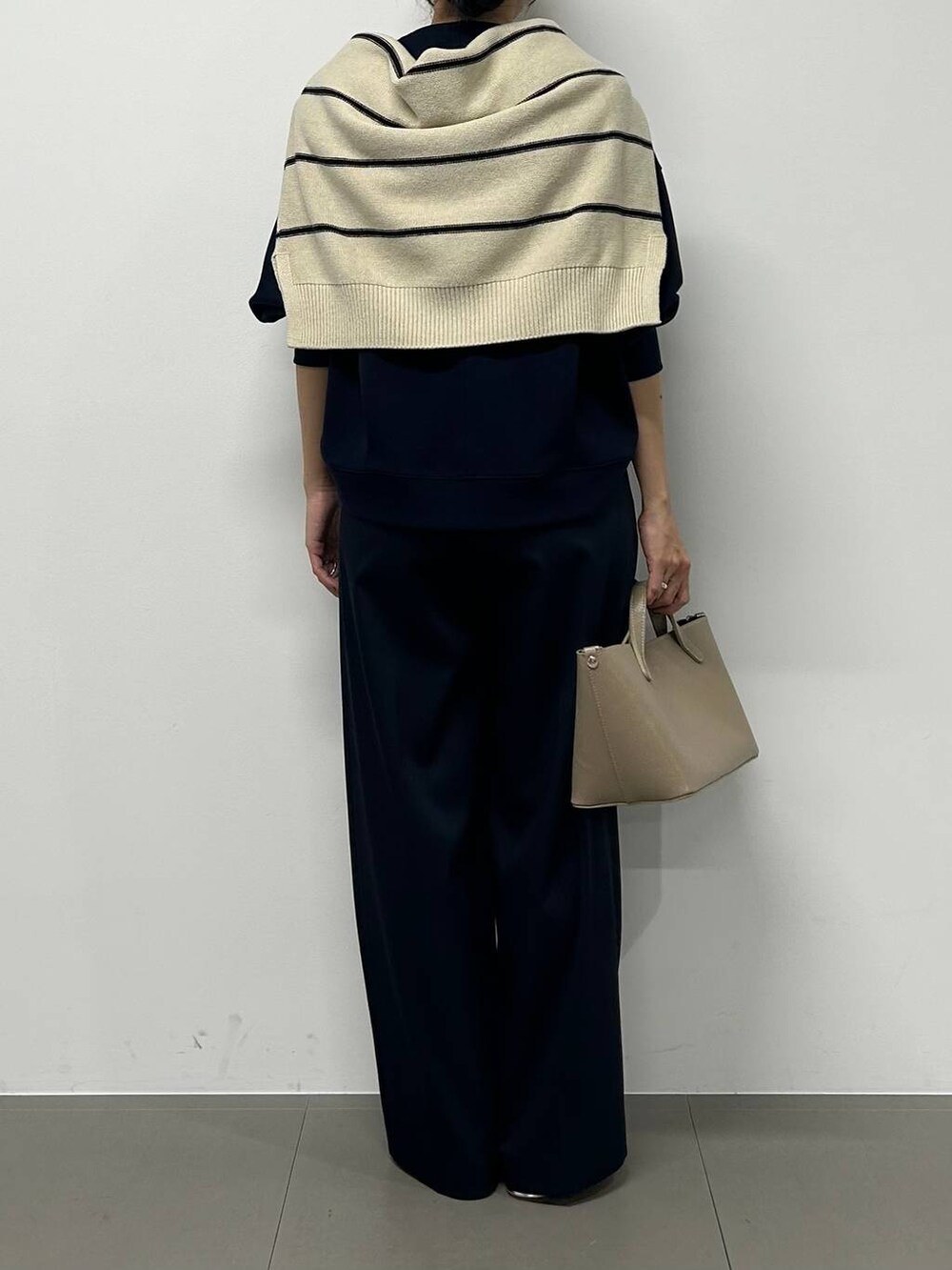 その他のパンプス、ベージュ系のニット/セーターを着用したレディースの秋コーディネートの3枚目の写真