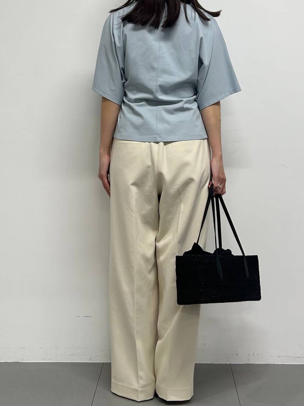 ブラック系のパンプス、ホワイト系のその他パンツ、ブラック系のかごバッグを着用したレディースの春コーディネートの3枚目の写真