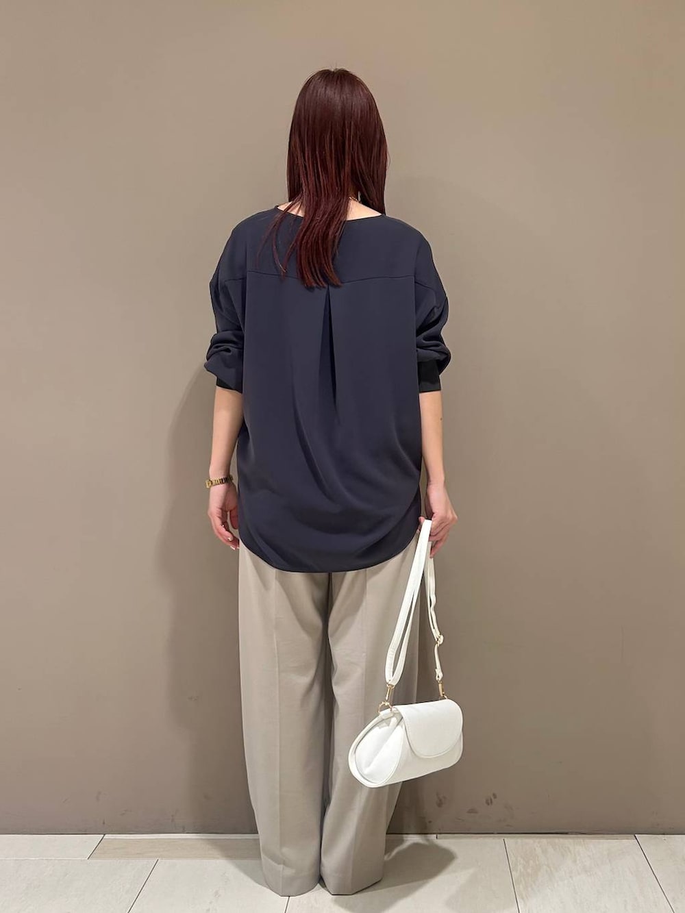 ブルー系のローファー、ホワイト系のショルダーバッグ、グレー系のシャツ/ブラウスを着用したレディースの冬コーディネートの3枚目の写真