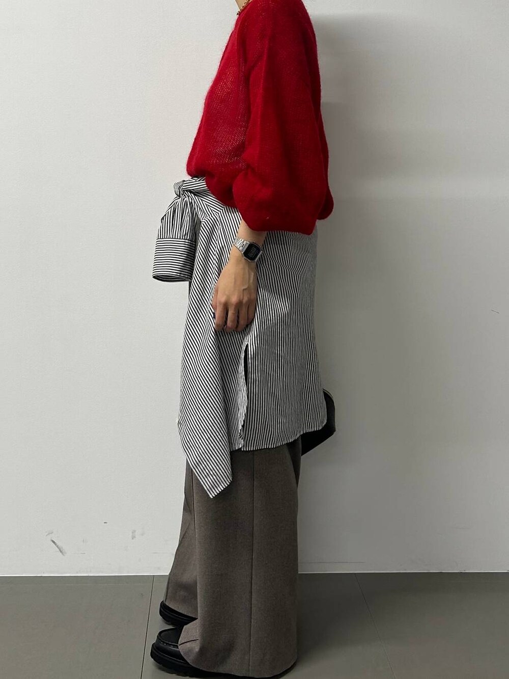 ブラック系のトートバッグ、ホワイト系のシャツ/ブラウスを着用したレディースの秋コーディネートの2枚目の写真