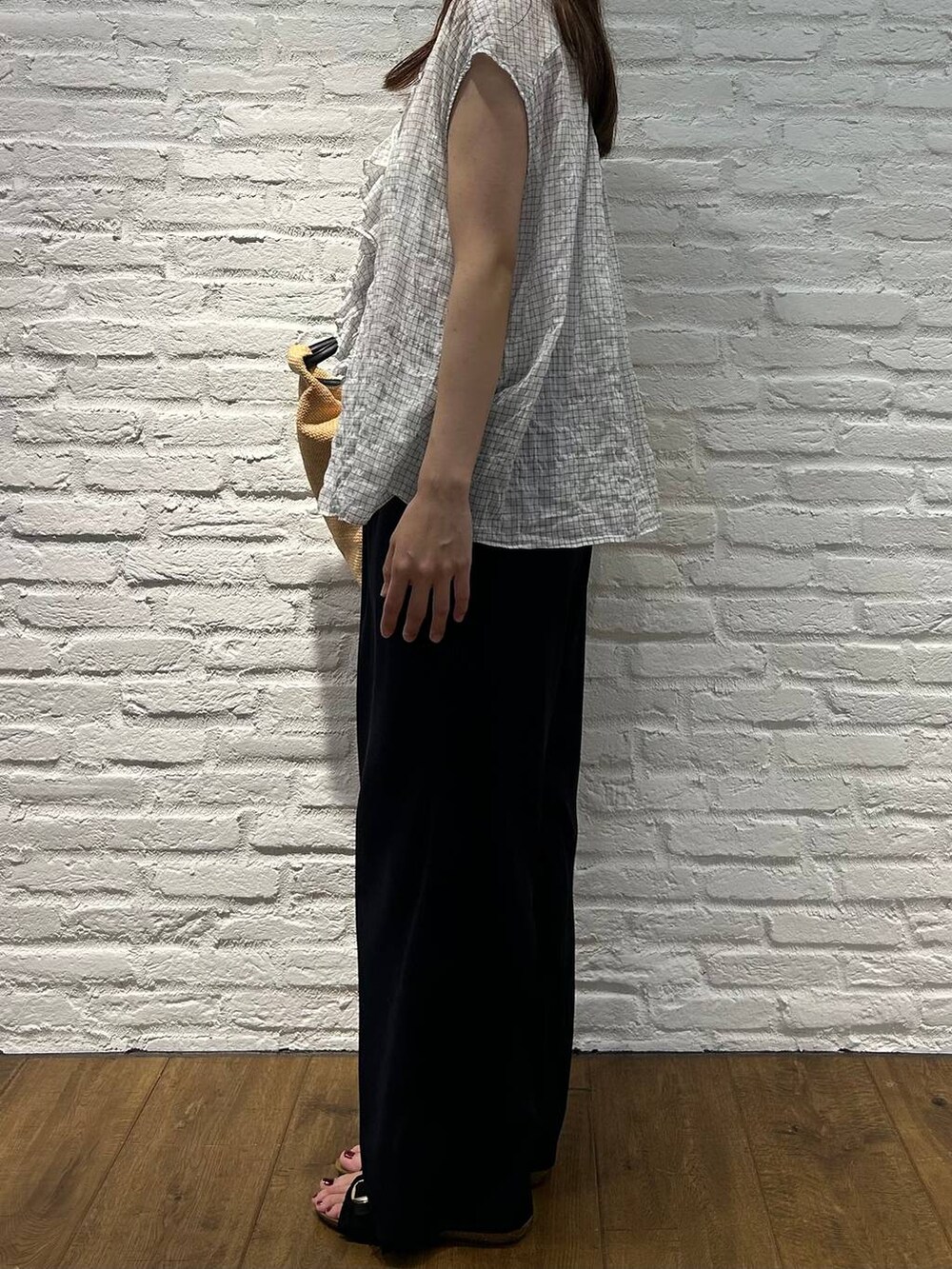 ブラック系のその他パンツ、ブラック系のサンダル、ベージュ系のトートバッグを着用したレディースの夏コーディネートの2枚目の写真