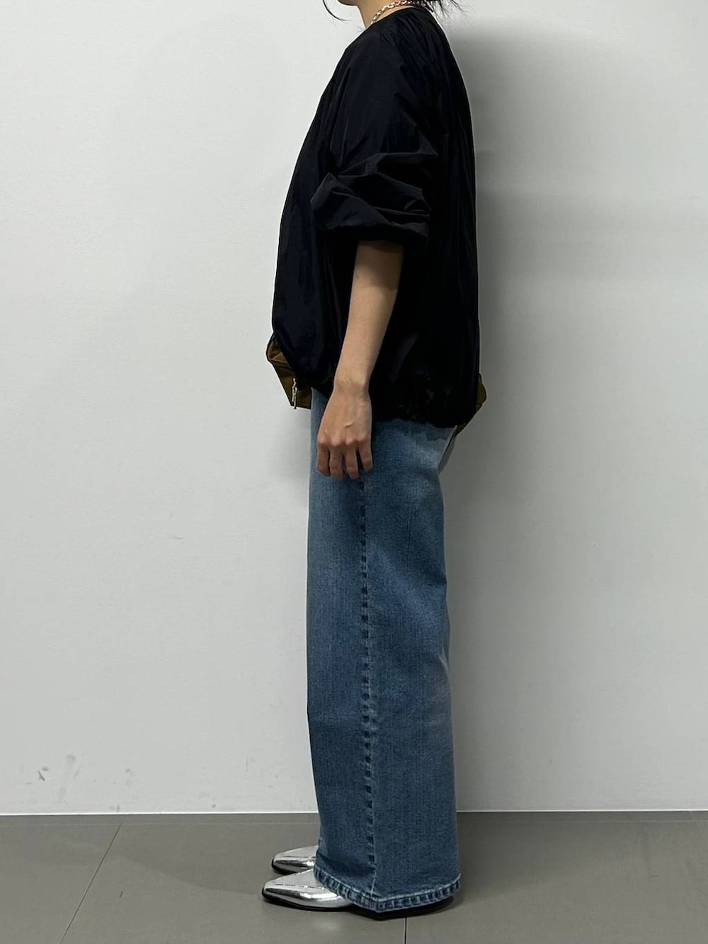 「カジュアル、ナチュラル、ベーシック/シンプル、骨格ナチュラル、体型カバー、ラフ、BARNYARDSTORM、シンプルコーデ、カジュアルコーデ、大人カジュアル、きれいめカジュアル、デニムパンツ」｜「BARNYARDSTORMのBARNYARDSTORM /  【新色登場】キレイめハンドルトート/撥水【WEB限定カラー】（トートバッグ、イエロー系）」を使った、LINさん（レディース・164cm）の夏コーディネートの2枚目の写真
