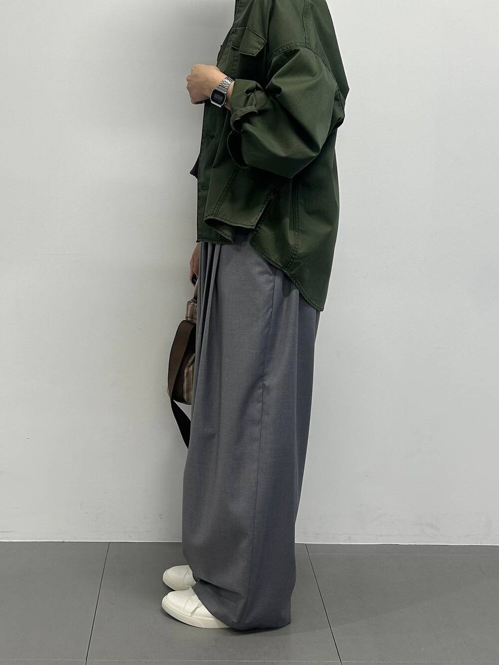 グリーン系のシャツ/ブラウス、ホワイト系のスニーカー、ベージュ系のその他パンツを着用したレディースの冬コーディネートの2枚目の写真