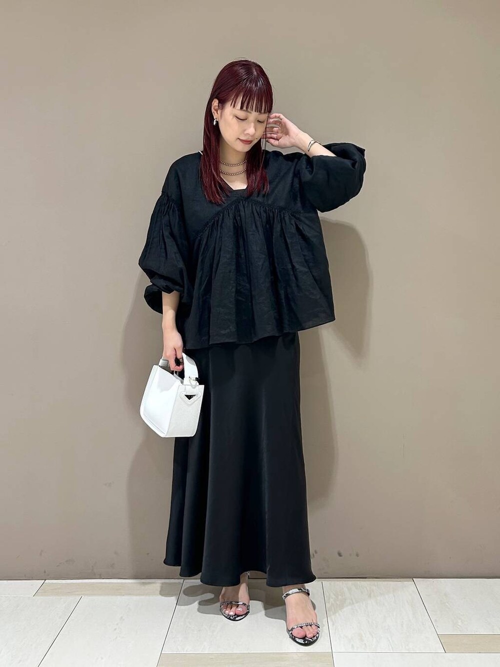 ホワイト系のハンドバッグ、その他のサンダル、ブラック系のシャツ/ブラウスを着用したレディースの春コーディネートの2枚目の写真