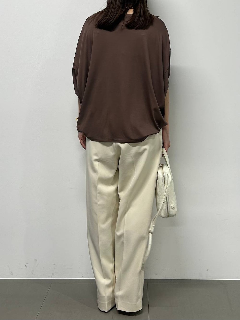 ブラウン系のTシャツ/カットソー、ホワイト系のショルダーバッグ、ホワイト系のその他パンツを着用したレディースの春コーディネートの3枚目の写真