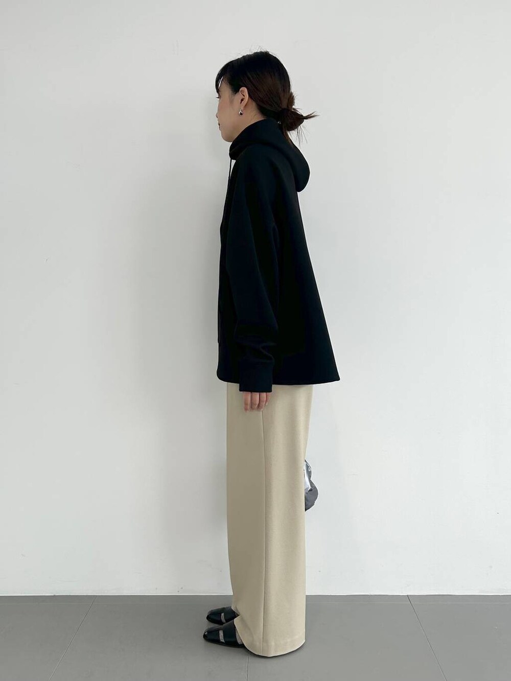 ブラック系のパンプス、その他のショルダーバッグを着用したレディースの秋コーディネートの2枚目の写真