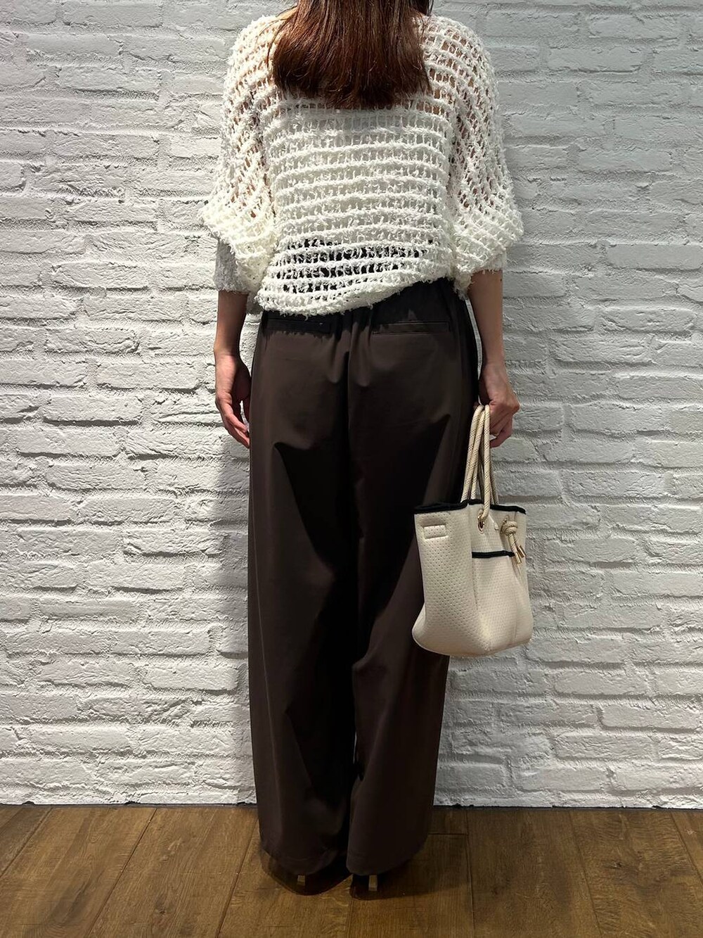ブラウン系のその他パンツ、ホワイト系のトートバッグ、ホワイト系のニット/セーターを着用したレディースの夏コーディネートの3枚目の写真