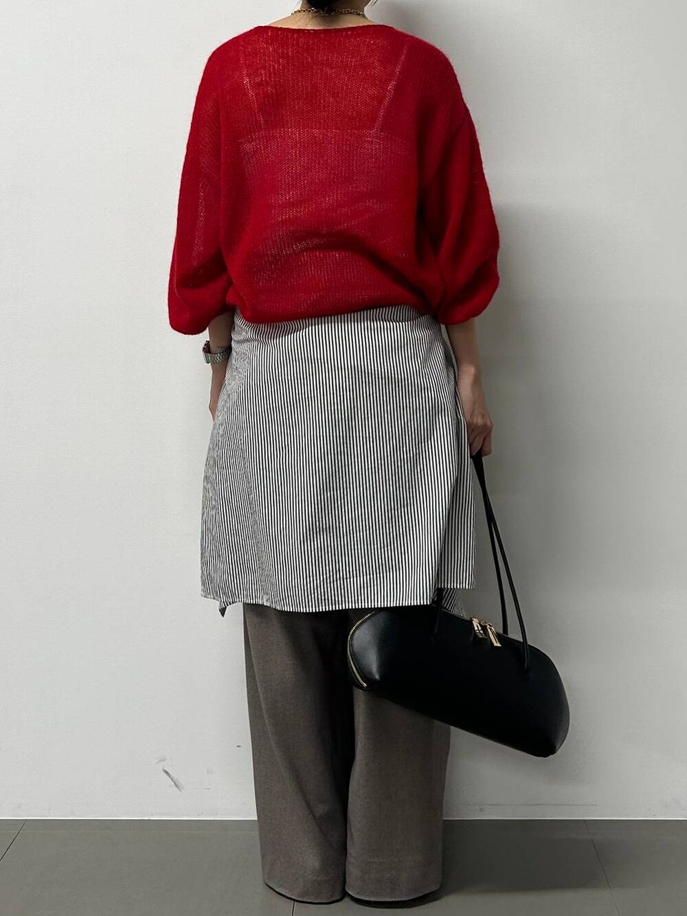 ブラック系のトートバッグ、ホワイト系のシャツ/ブラウスを着用したレディースの秋コーディネートの3枚目の写真