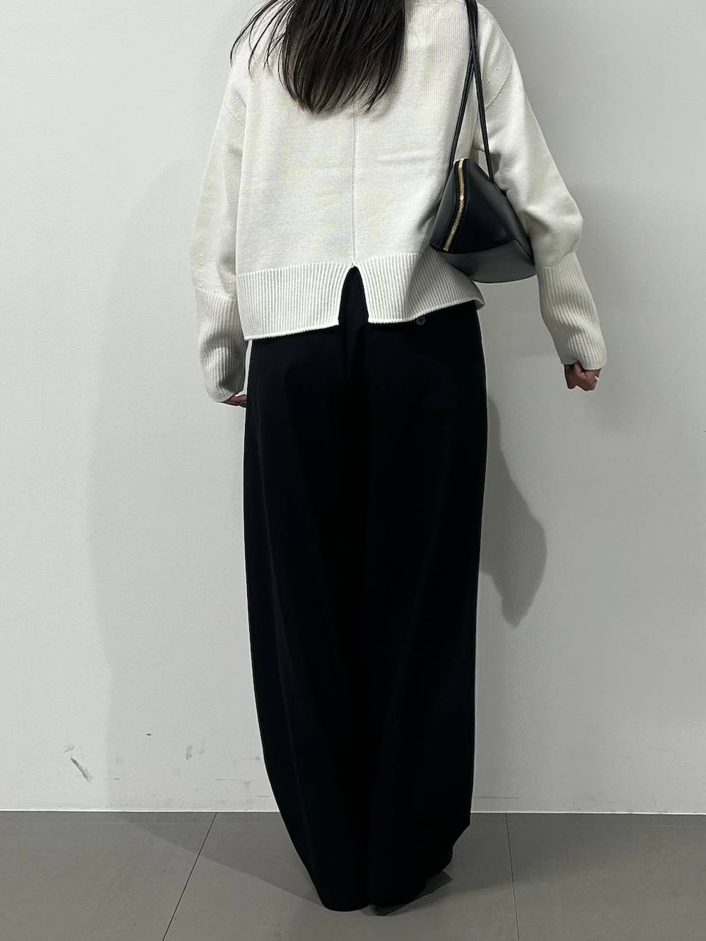 ブラック系のトートバッグ、ブラック系のローファー、ブラック系のその他パンツを着用したレディースの冬コーディネートの3枚目の写真