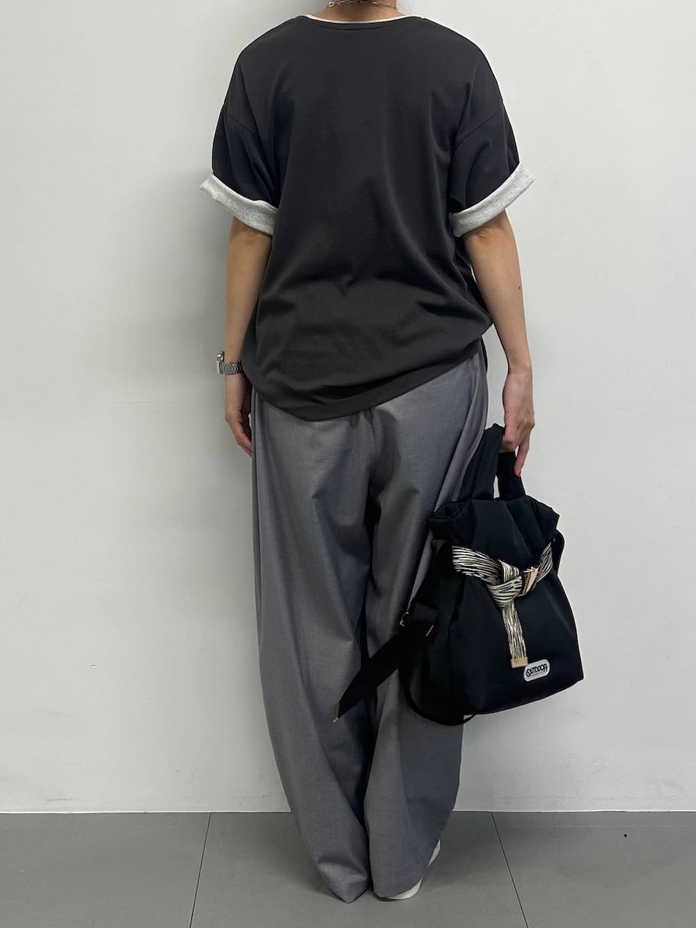 その他のショルダーバッグ、ホワイト系のスニーカー、グレー系のその他パンツを着用したレディースの冬コーディネートの3枚目の写真