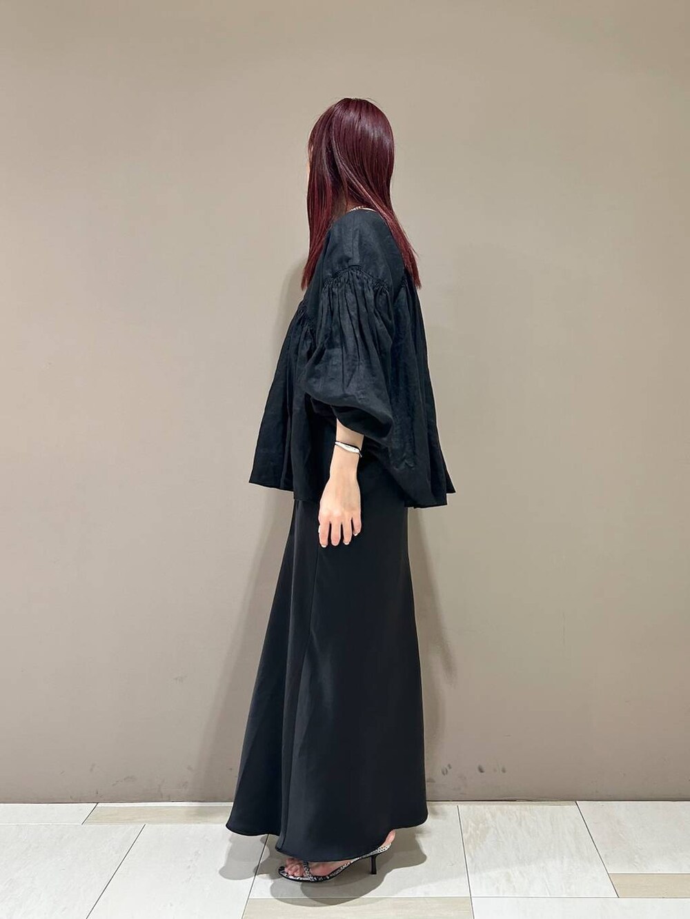 ホワイト系のハンドバッグ、その他のサンダル、ブラック系のシャツ/ブラウスを着用したレディースの春コーディネートの3枚目の写真