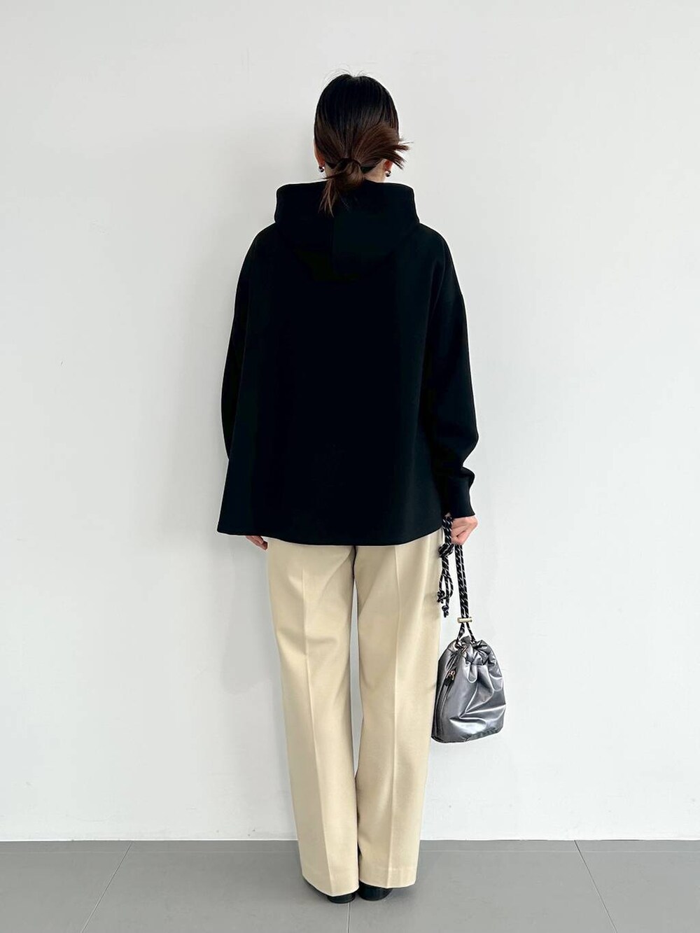 ブラック系のパンプス、その他のショルダーバッグを着用したレディースの秋コーディネートの3枚目の写真