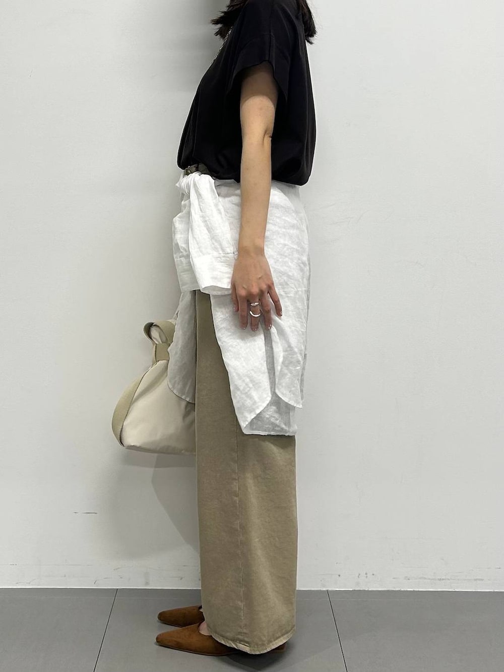 ホワイト系のシャツ/ブラウス、ブラック系のTシャツ/カットソー、イエロー系のパンプスを着用したレディースの春コーディネートの2枚目の写真