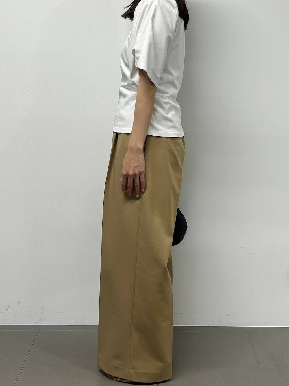 ブラック系のトートバッグ、イエロー系のその他パンツ、ベージュ系のサンダルを着用したレディースの春コーディネートの2枚目の写真