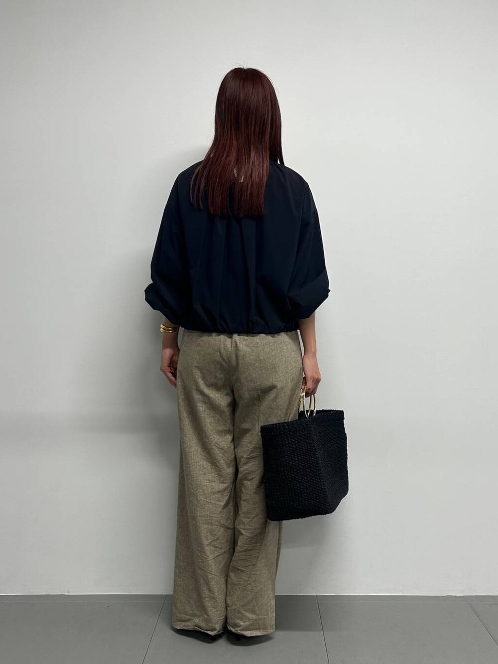 ベージュ系のその他パンツを着用したレディースの冬コーディネートの3枚目の写真