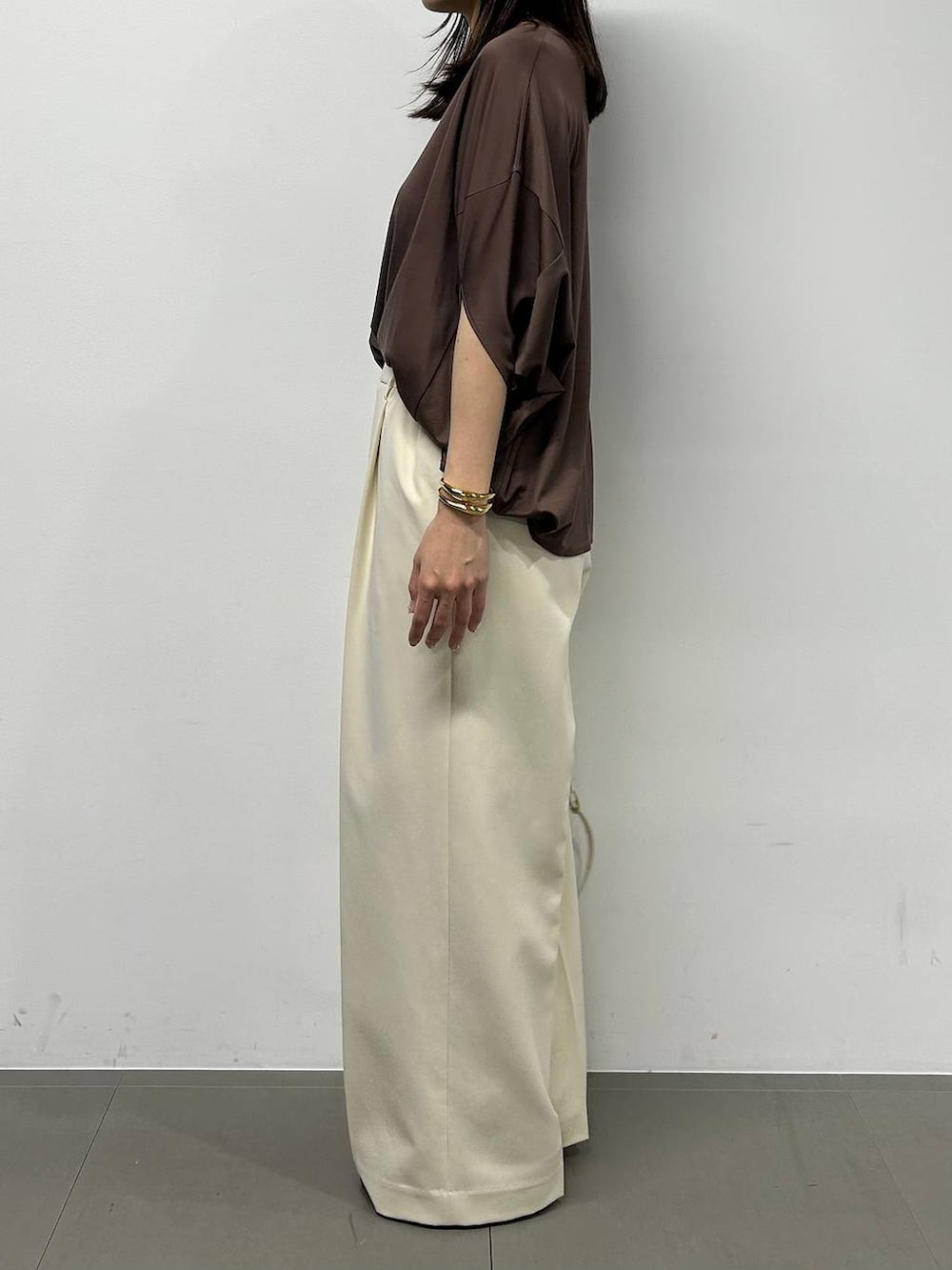 ブラウン系のTシャツ/カットソー、ホワイト系のショルダーバッグ、ホワイト系のその他パンツを着用したレディースの春コーディネートの2枚目の写真