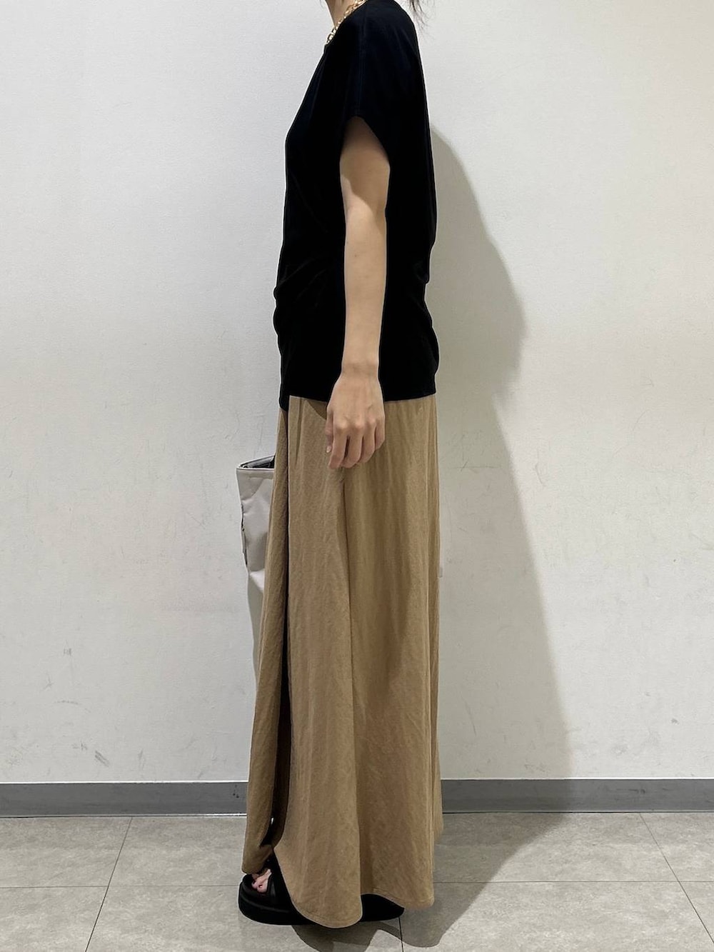 ブラック系のTシャツ/カットソー、ホワイト系のトートバッグ、ブラウン系のサンダルを着用したレディースの夏コーディネートの2枚目の写真